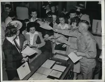 1942 Press Photo Officer Candidate For WAAC Received Application In Washington. • $15.99