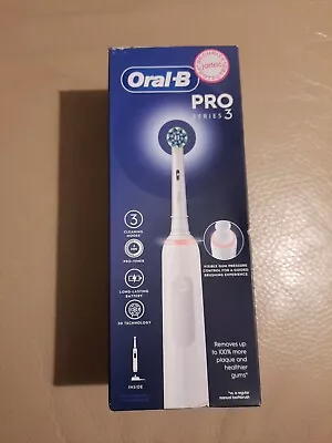 Oral-B Pro Series 3 CrossAction Electric Toothbrush - White • £30