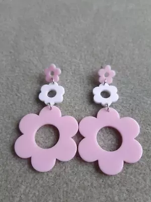 60s Inspired Pink & White Daisy Flower Drop/Dangly Stud Earrings Acrylic • £3.95