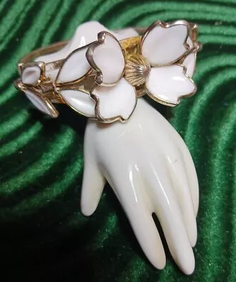 Vintage Alfred Phillipe Trifari Poured Milkglass Flower Bracelet Wear Or Repair  • $29.99