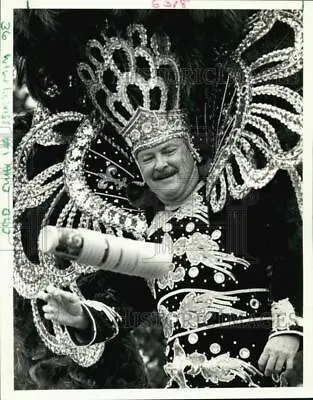1988 Press Photo Maharajah Of Alla Louis Wilson Throws Cups To Parade Crowd. • $16.99