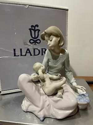 $79.99 • Buy Lladro Figurine #5845 “Dressing The Baby” With Original Box 7 1/2” Tall