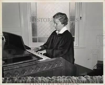 1957 Press Photo Betty Valente Trinity Methodist Church Organ Player • $15.99