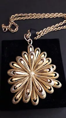 Beautiful Retro 70s Vintage Gold Tone Statement Pendant Necklace   • £7