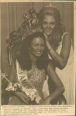 LG892 1970 Wire Photo PHYLLIS GEORGE Crowned MISS AMERICA By Former PAM ELDRED • $20