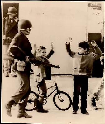 LG59 1970 Wire Photo HANDS UP! RIFLE-BEARING TROOPS SEARCH MONTEVIDEO URUGUAY • $20