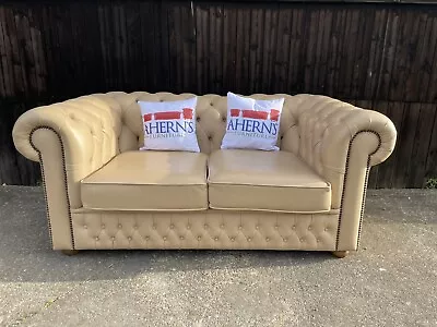 *Vintage Beige Leather Chesterfield Saxon  2 Seater Sofa FREE DELIVERY 🚚 * • £650