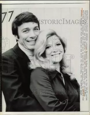 1969 Press Photo Meredith MacRae Gets A Hug From Fiancee Greg Mullavey • $19.99