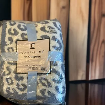 Comfyluxe Cozy Blanket • $39.99