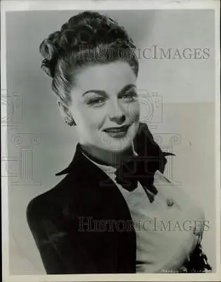 1946 Press Photo Marguerite Chapman Display Hairdo In New York - Kfx41332 • $24.88