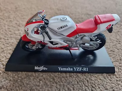 Maisto 1:18 Scale Yamaha YZF-R1 Diecast Bike Motorbike Model In White & Red • £11.99