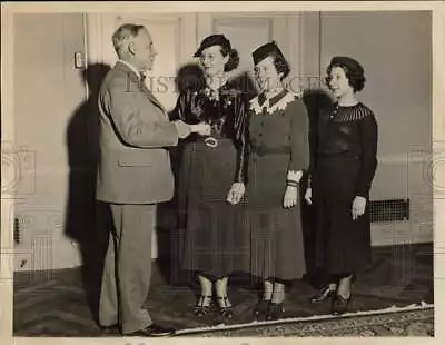 1935 Press Photo Major Charles Potts Gives Prizes To Essay Contest Winners • $19.99