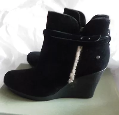 NEW Ugg Australia Womens Fur Black Suede Leather Boots Size 6.5 • $39.97