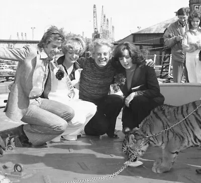 £24.99 • Buy Vintage Press Photo HMS Tiger Danny La Rue Animal Mascot Cub Navy Ship 1975