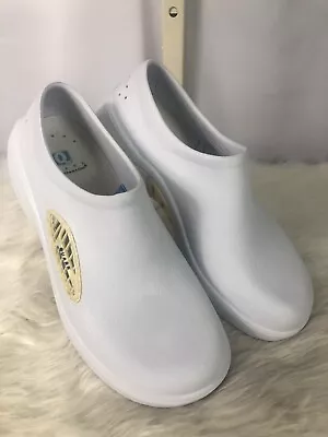 Quark For Nursing Mates Lightweight Slip On Canvas White Nursing Shoes Size 7 • $24.99