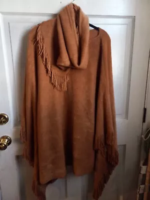 Marla Wynns Poncho With Detachable Scarf • $10