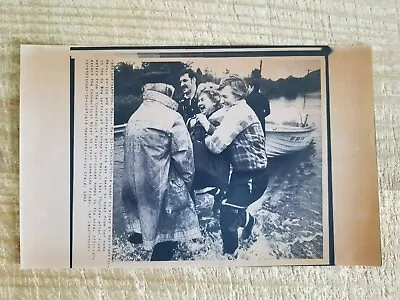 '84 11  X 7  PRESS WIREPHOTO.MAY 31WOMAN IS AIDED BY NORTHAMPTONMASS POLICE &  • $6.29