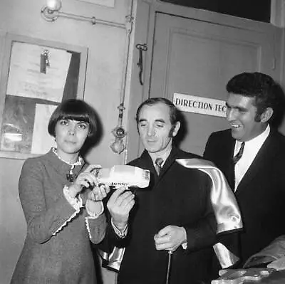 Mireille Mathieu Congratulated By Singer Charles Aznavour Stun- 1968 Old Photo • $5.78