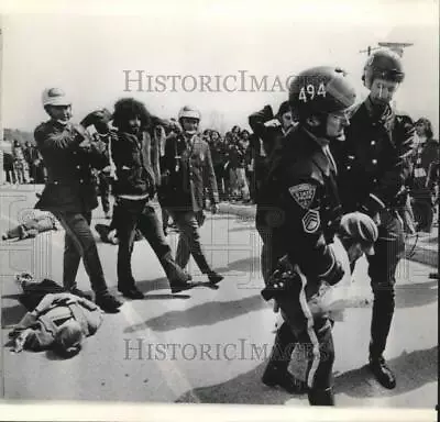 1972 Press Photo Police Take Demonstrators Into Custody In Lexington Mass. • $29.88