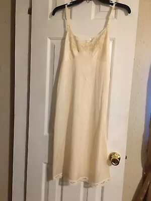 $5 • Buy Women’s Vintage Full Slip Sz 34