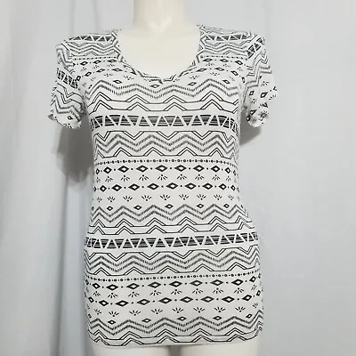MUDD Shirt Women's Large Black White Geometric Print Short Sleeves Knit V-Neck • $12.77
