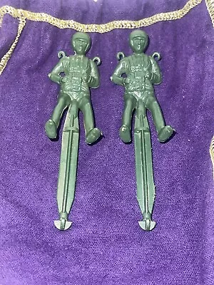 Vintage Green Plastic Paratroopers Parachute Green Army Men 4 1/4” Hong Kong • $3