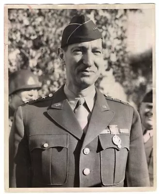 1945 General Mark Clark Awarded Distinguished Service Medal Original News Photo • $33.99