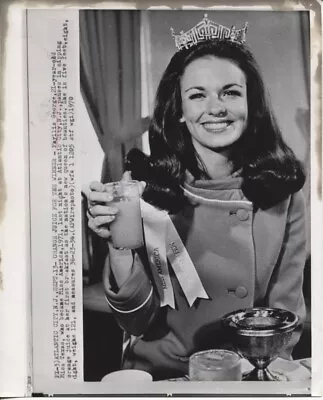 1971 Press Photo Miss America Phyllis George With Her Crown And Orange Juice • $19.99