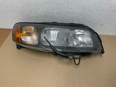 2001 2002 2003 2004 Volvo V70 XC70 Right Passenger Rh Headlight OEM 896P DG1 • $89.50