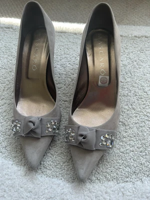 £20 • Buy Mascaro Taupe Suede Leather Mid Heel Shoes Eu 38/UK 5.5