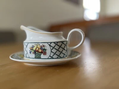 Villeroy & Boch Gravy Boat & Underplate Basket • £94.61