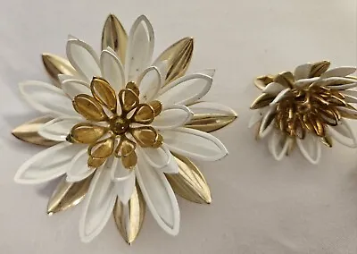 Vintage White & Gold Sarah Cov Flower Brooch Clip On Earrings Set • $3.99