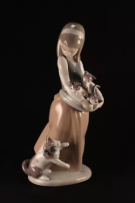 Vtg Lladro Porcelain Girl W/ Kitten Litter & Momma Cat Collectible Figurine 1309 • $74.91