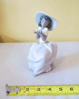 $299.99 • Buy Enrapturing Lladro #6822   Sweet Fragrance   Girl & Flowers -black Legacy-mint
