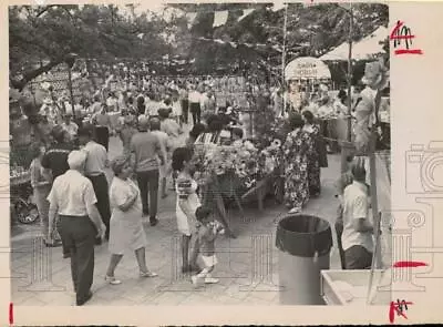 1973 Press Photo Night In Old San Antonio Fiesta Crowd At Vendor Booths • $19.99