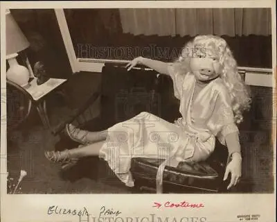 Press Photo Elizabeth Paine In Miss Piggy Costume - Ctaa23851 • £19.29