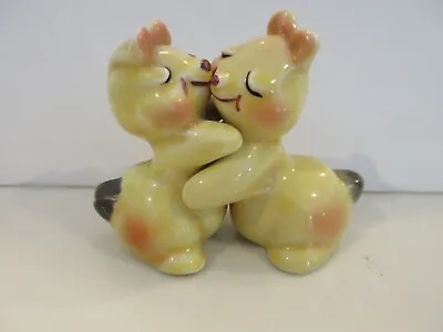 Van Tellingen Bunny Hug Salt And Pepper Shakers • $12.95