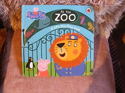 Ladybird Book-- ( Peppa Pig ) AT THE ZOO ( LIFT-THE- FLAP2018 ) • £1.65
