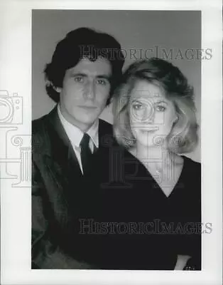 Press Photo Gabriel Byrne And Kathleen Turner  Julia And Julia  - DFPG07407 • $15.99