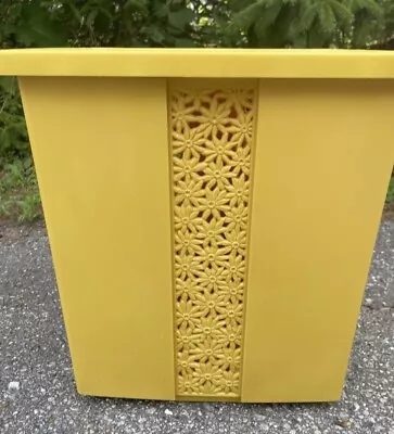 Vintage 70s MCM Yellow Daisy Clothes Hamper Hard Plastic W/ Lid Fesco USA 8908 • $35