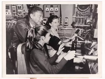 ATOMIC SUB SEAWOLF SKIPPER COMM LANING & FAMILY AT CONTROLS 1957 Photo Y 371 • £19.29