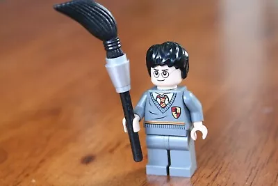 1 X LEGO Minifig MiniFigure HARRY POTTER Broom 4842 - Like NEW • $13.90