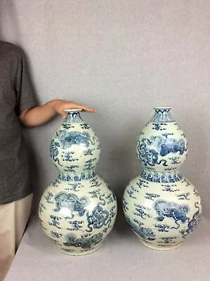 17C Ming Pair Of Chinese Blue And White Vases With Lions Pattern • $1300