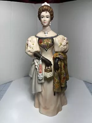Avon Lady Mrs. Albee Porcelain 2000 President's Club Annual Award Figurine. • $23