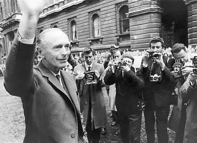 Sir Alec Douglas Home Faces A Battery Of Cameras 1964 Old Photo • £5.32
