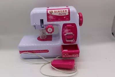 Toy Singer Zig Zag Chainstitch Sewing Machine. SEE VIDEO  • £13.50