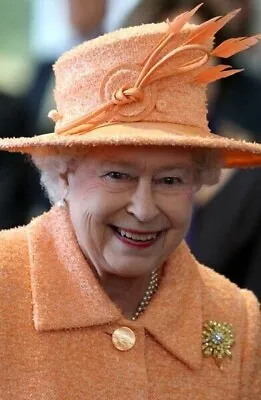 Queen Elizabeth II Unsigned 10  X 8  Photo - Queen Of The United Kingdom *5690 • £2.50