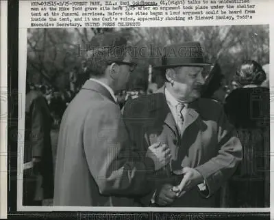 1958 Press Photo Carl Goldbogen At Mike Todd Grave Site At Forest Park Ill • $19.99