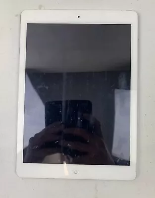 Apple iPad Air 1st Gen 16GB Wi-Fi (does Not Turn On / For Parts Only) Bundle • £9.99