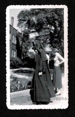 NUN IN HABIT ROSARY BEADS WALKING W/YOUNG LADIES OLD/VINTAGE PHOTO SNAPSHOT-A527 • $7.99